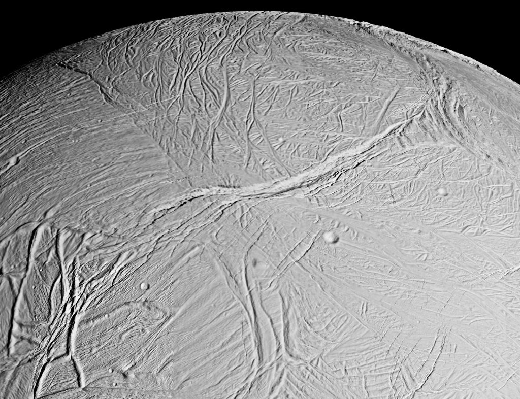 エンケラダスの地表にできた氷の割れ目　探査機カッシーニ撮影 wiki