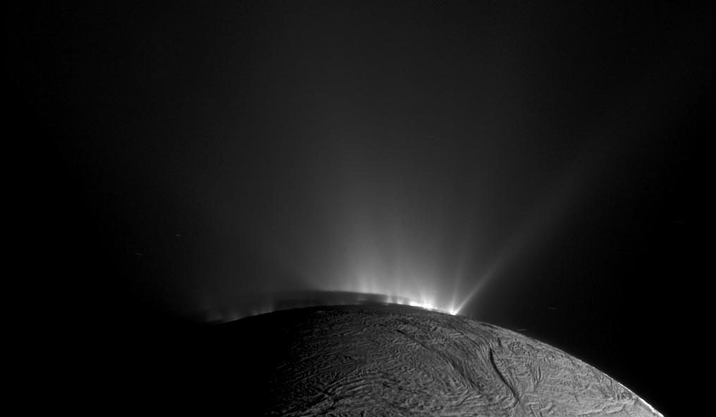 エンケラダスから噴き出している巨大なプリューム（間欠泉） 探査機カッシーニ撮影（出典：wikipedia）