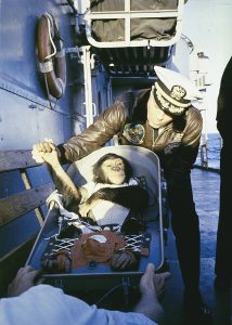 ハムは回収船USS Donner (LSD-20)の船長に迎えられるシーン wikipedia