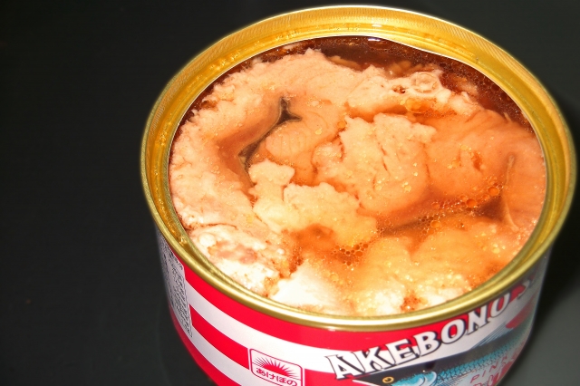 鮭缶詰 f